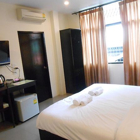 The Bang Khun Phrom Suites Bangkok Szoba fotó