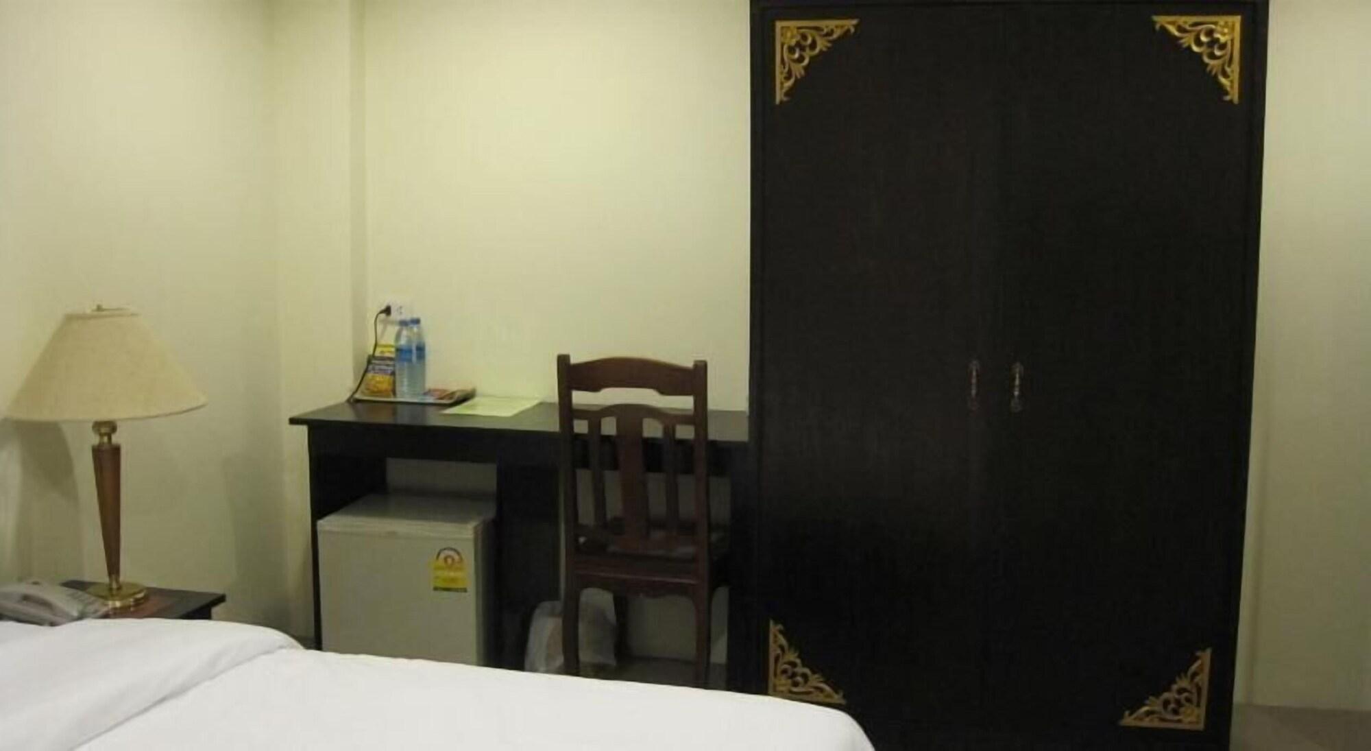 The Bang Khun Phrom Suites Bangkok Kültér fotó