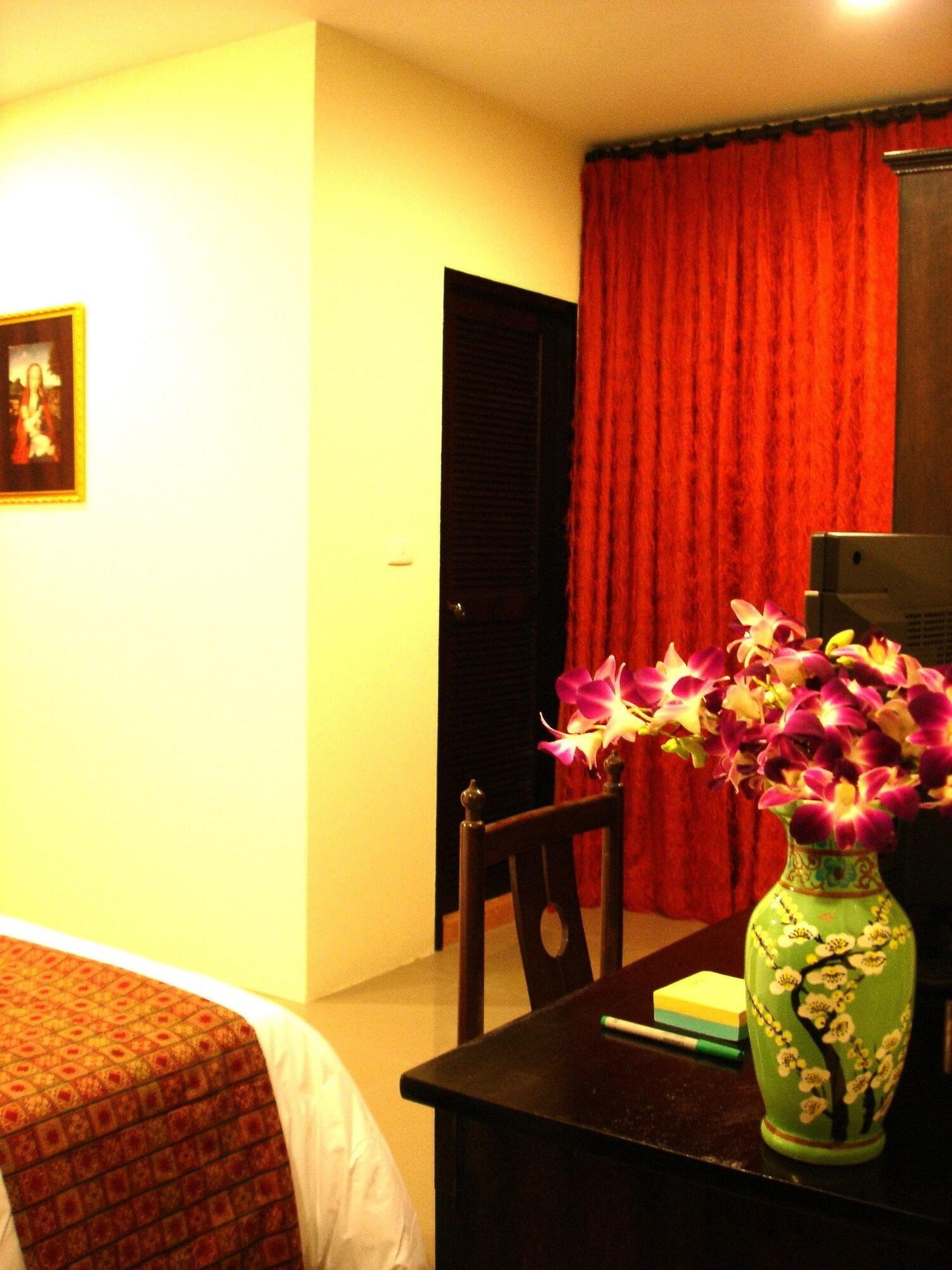 The Bang Khun Phrom Suites Bangkok Kültér fotó