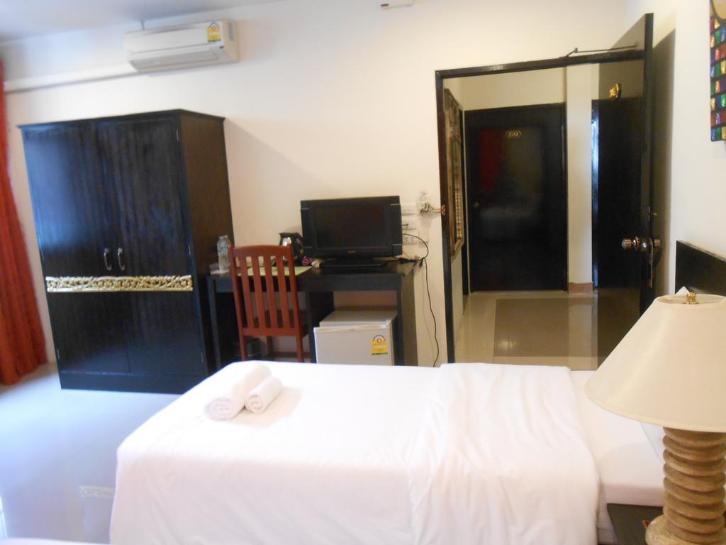 The Bang Khun Phrom Suites Bangkok Szoba fotó