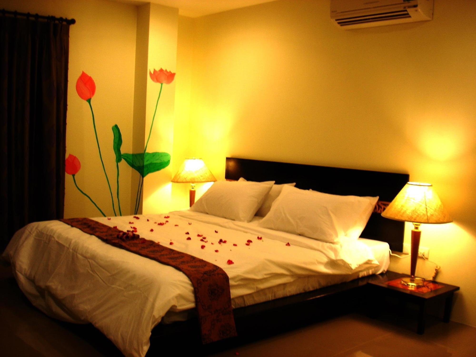 The Bang Khun Phrom Suites Bangkok Kültér fotó