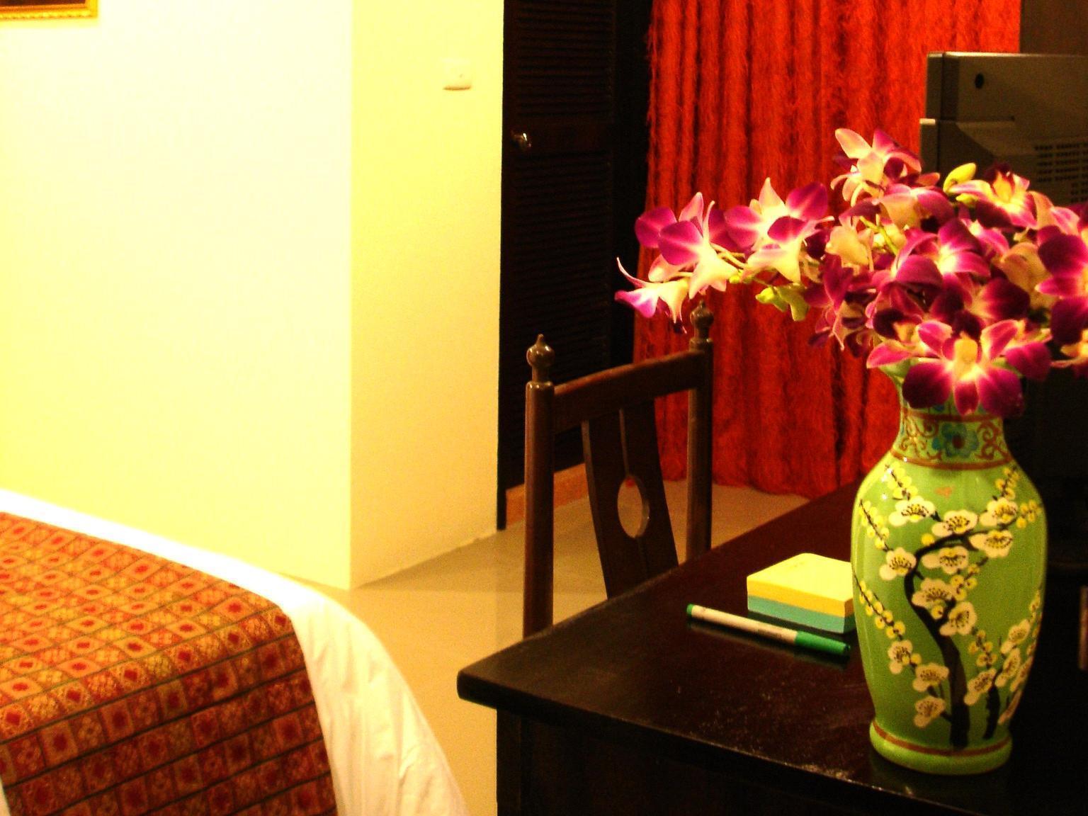 The Bang Khun Phrom Suites Bangkok Kültér fotó