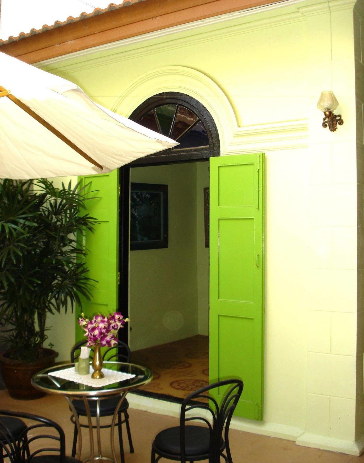 The Bang Khun Phrom Suites Bangkok Kültér fotó