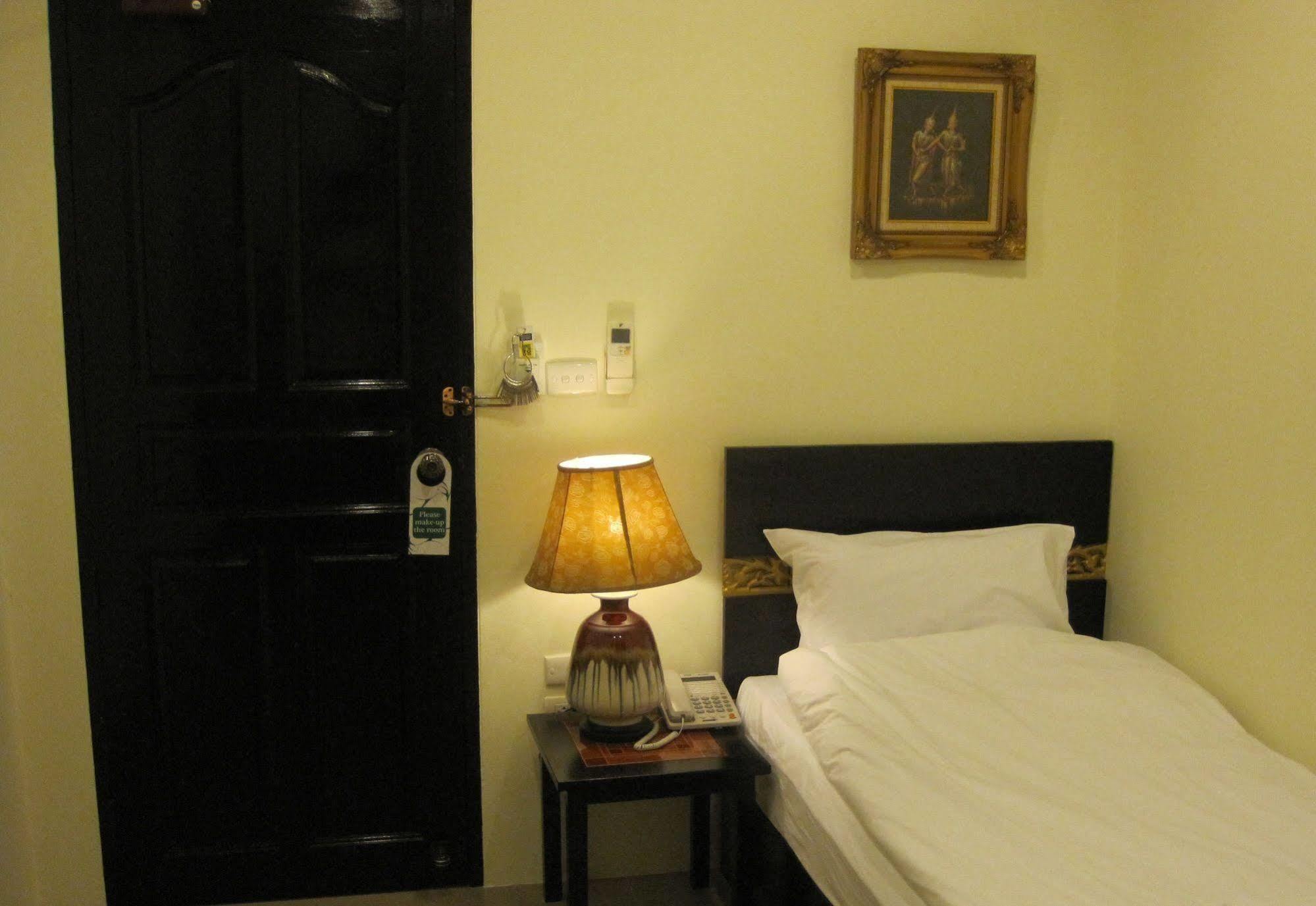 The Bang Khun Phrom Suites Bangkok Kültér fotó